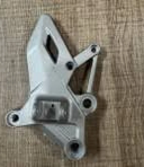 SAĞ ÖN SÜRÜCÜ BASAMAK BRAKETİ SRK 125R-43013